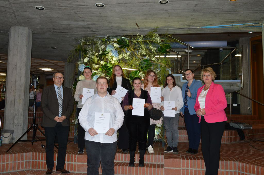 Urkundenübergabe an die Absolventinnen und Absolventen der fachpraktischen Ausbildung im Bereich Hauswirtschaft durch Michael Krumm (RP Freiburg)