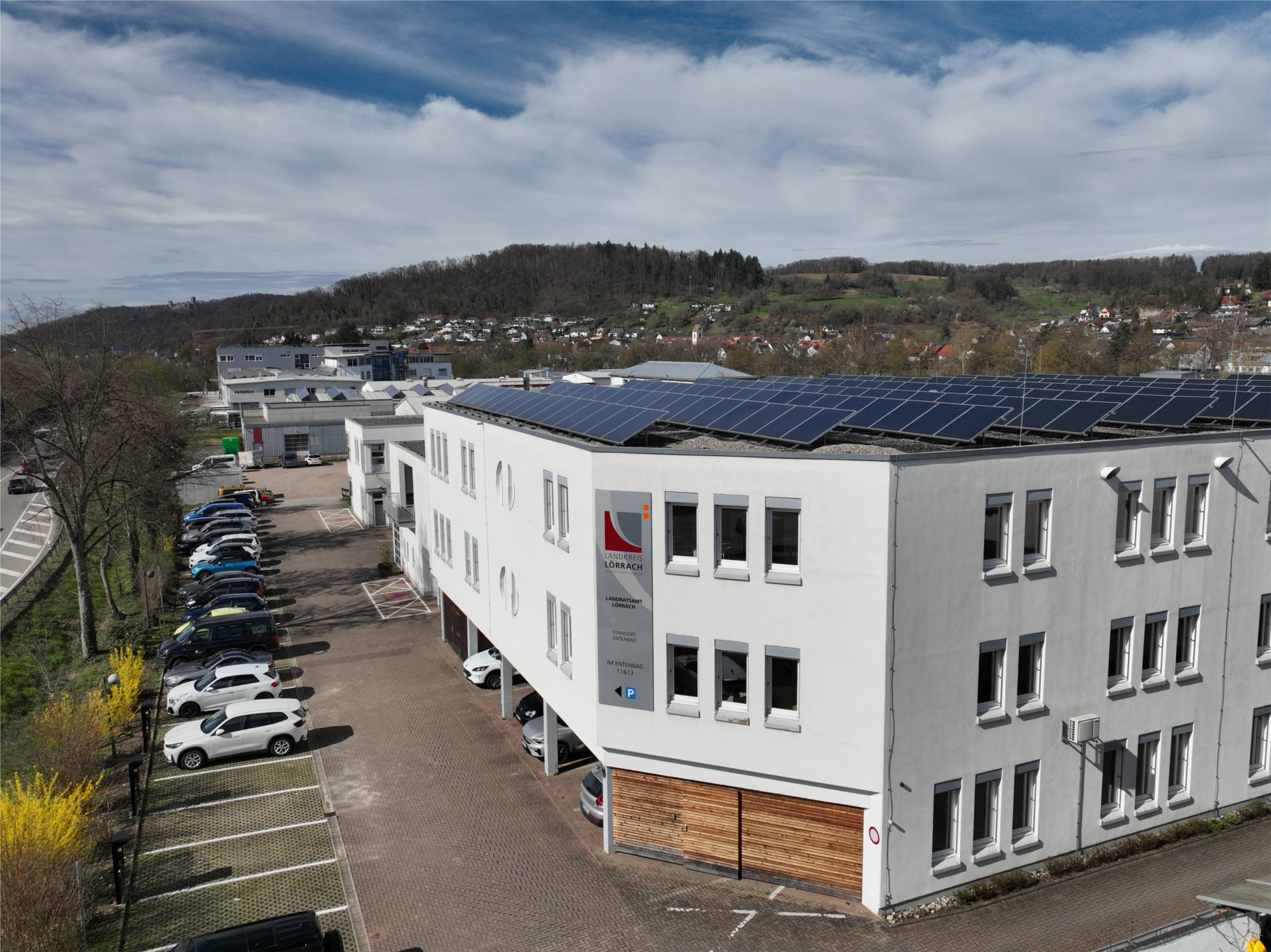Luftansicht auf das Gebäude des Landratsamtes im Entenbad.