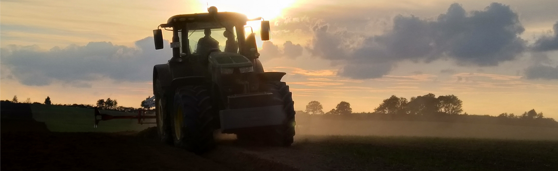 Traktor auf dem Acker beim pflügen