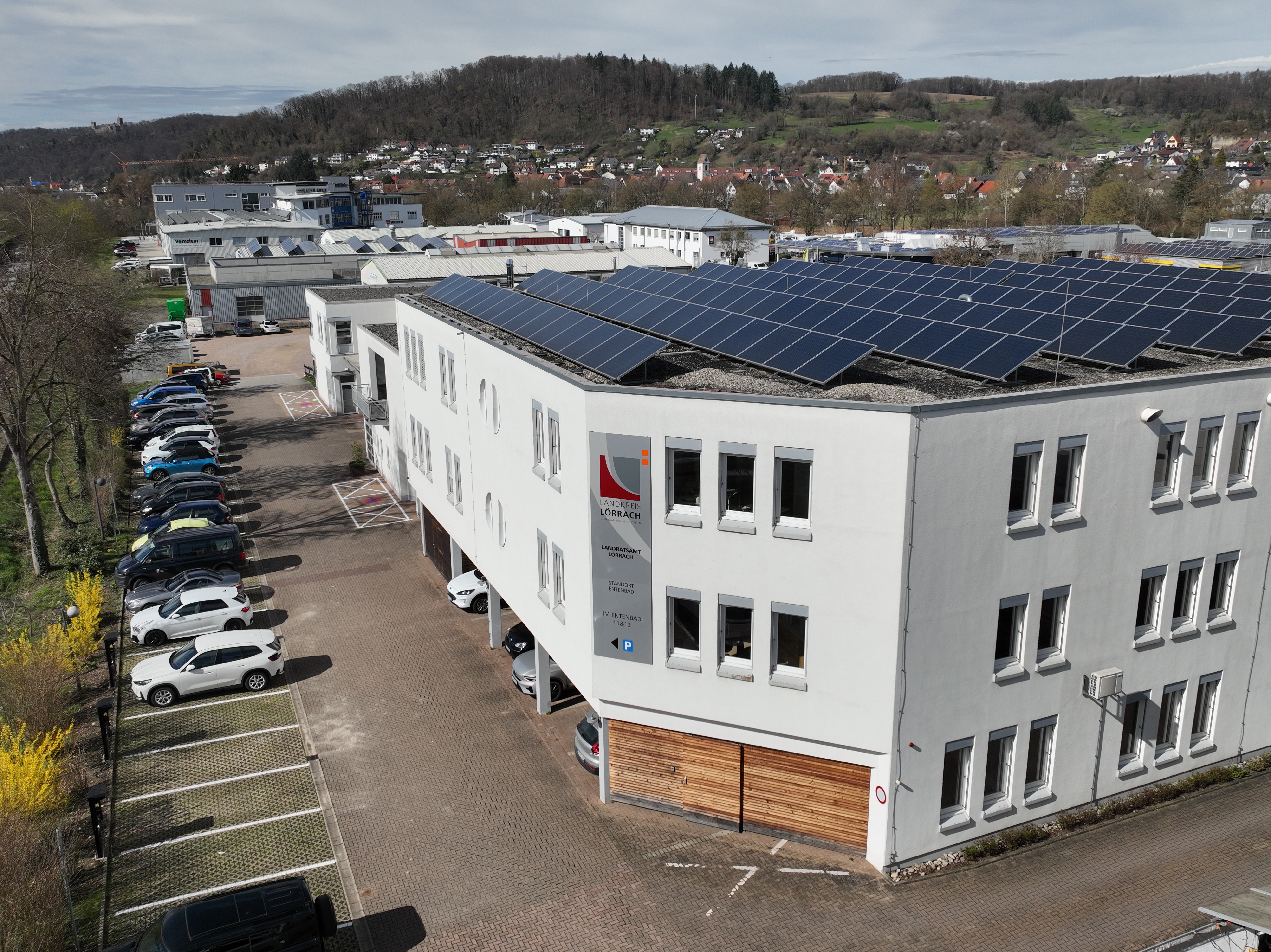 Luftansicht auf das Gebäude des Landratsamtes im Entenbad.